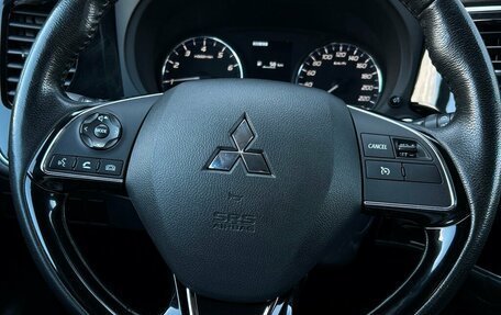 Mitsubishi Outlander III рестайлинг 3, 2018 год, 1 898 600 рублей, 19 фотография