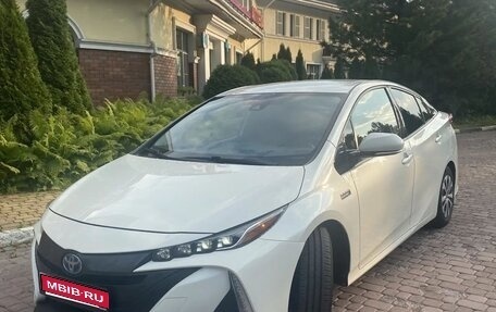 Toyota Prius IV XW50, 2020 год, 2 670 000 рублей, 1 фотография