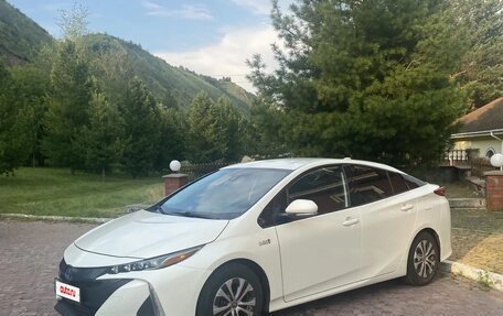 Toyota Prius IV XW50, 2020 год, 2 670 000 рублей, 2 фотография