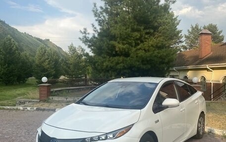 Toyota Prius IV XW50, 2020 год, 2 670 000 рублей, 3 фотография