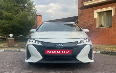 Toyota Prius IV XW50, 2020 год, 2 670 000 рублей, 4 фотография