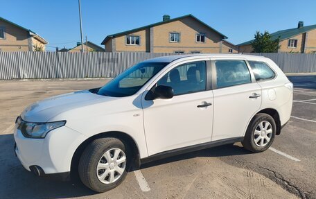 Mitsubishi Outlander III рестайлинг 3, 2014 год, 1 350 000 рублей, 4 фотография