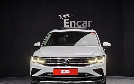 Volkswagen Tiguan II, 2023 год, 3 425 000 рублей, 2 фотография