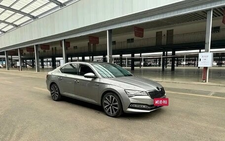 Skoda Superb III рестайлинг, 2022 год, 1 590 000 рублей, 3 фотография