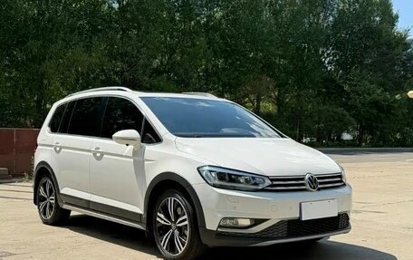 Volkswagen Touran III, 2022 год, 1 500 000 рублей, 3 фотография