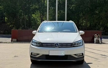 Volkswagen Touran III, 2022 год, 1 500 000 рублей, 2 фотография