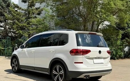 Volkswagen Touran III, 2022 год, 1 500 000 рублей, 7 фотография