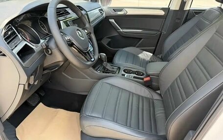 Volkswagen Touran III, 2022 год, 1 500 000 рублей, 9 фотография