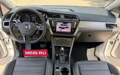 Volkswagen Touran III, 2022 год, 1 500 000 рублей, 13 фотография