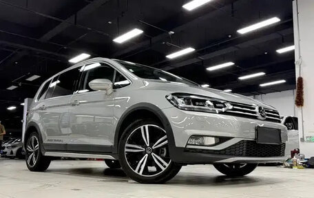 Volkswagen Touran III, 2022 год, 1 890 000 рублей, 1 фотография