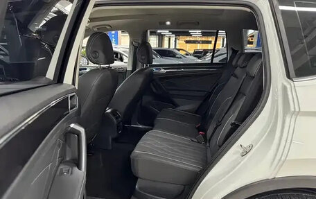 Volkswagen Tiguan II, 2023 год, 2 520 000 рублей, 9 фотография