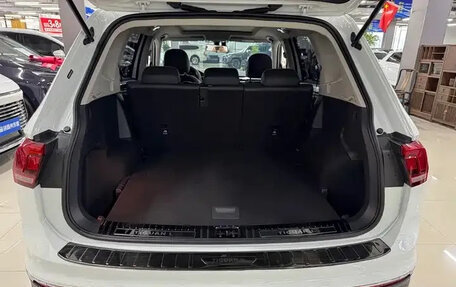 Volkswagen Tiguan II, 2023 год, 2 520 000 рублей, 11 фотография