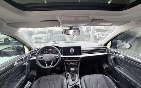 Volkswagen Tiguan II, 2023 год, 2 450 000 рублей, 10 фотография