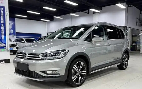 Volkswagen Touran III, 2022 год, 1 890 000 рублей, 3 фотография