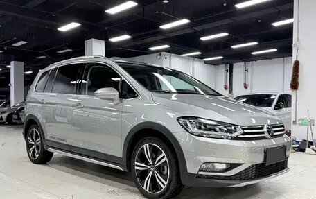 Volkswagen Touran III, 2022 год, 1 890 000 рублей, 4 фотография