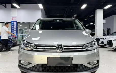 Volkswagen Touran III, 2022 год, 1 890 000 рублей, 2 фотография