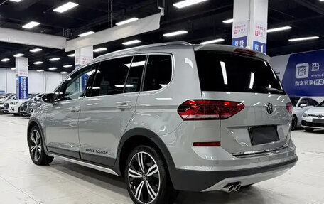 Volkswagen Touran III, 2022 год, 1 890 000 рублей, 5 фотография