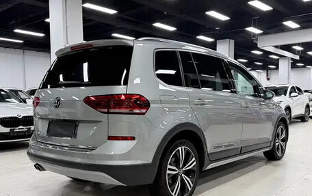 Volkswagen Touran III, 2022 год, 1 890 000 рублей, 6 фотография