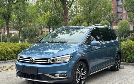 Volkswagen Touran III, 2022 год, 2 020 000 рублей, 1 фотография