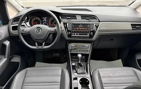 Volkswagen Touran III, 2022 год, 2 020 000 рублей, 10 фотография