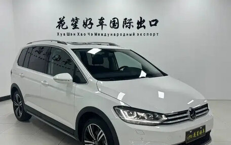 Volkswagen Touran III, 2023 год, 2 380 000 рублей, 3 фотография