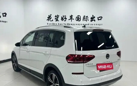 Volkswagen Touran III, 2023 год, 2 380 000 рублей, 5 фотография