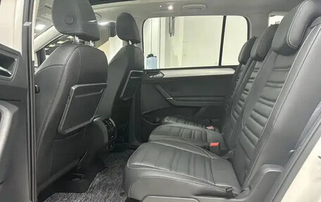 Volkswagen Touran III, 2023 год, 2 380 000 рублей, 9 фотография