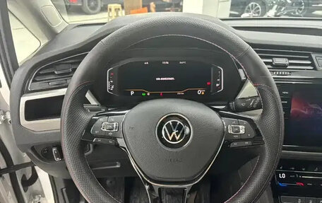 Volkswagen Touran III, 2023 год, 2 380 000 рублей, 17 фотография