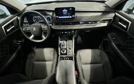 Mitsubishi Outlander, 2023 год, 3 727 000 рублей, 34 фотография