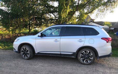 Mitsubishi Outlander III рестайлинг 3, 2022 год, 2 250 000 рублей, 3 фотография