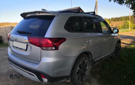 Mitsubishi Outlander III рестайлинг 3, 2022 год, 2 250 000 рублей, 2 фотография