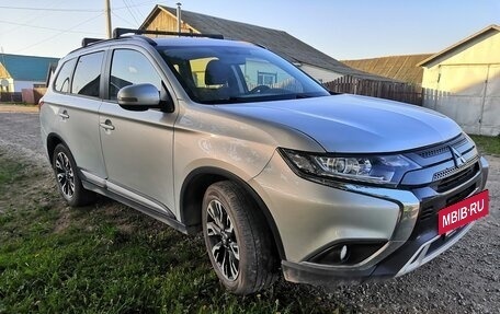 Mitsubishi Outlander III рестайлинг 3, 2022 год, 2 250 000 рублей, 4 фотография