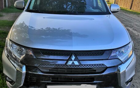Mitsubishi Outlander III рестайлинг 3, 2022 год, 2 250 000 рублей, 5 фотография
