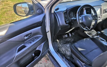 Mitsubishi Outlander III рестайлинг 3, 2022 год, 2 250 000 рублей, 8 фотография