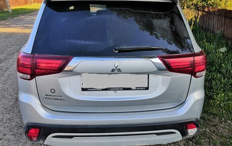 Mitsubishi Outlander III рестайлинг 3, 2022 год, 2 250 000 рублей, 6 фотография