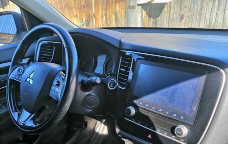 Mitsubishi Outlander III рестайлинг 3, 2022 год, 2 250 000 рублей, 9 фотография
