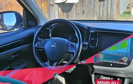Mitsubishi Outlander III рестайлинг 3, 2022 год, 2 250 000 рублей, 10 фотография