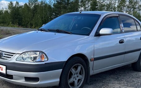 Toyota Avensis III рестайлинг, 2001 год, 340 000 рублей, 1 фотография