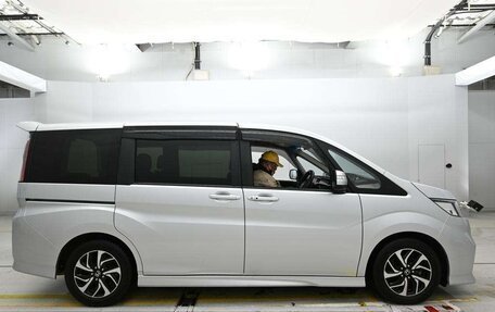 Honda Stepwgn IV, 2020 год, 1 810 000 рублей, 5 фотография