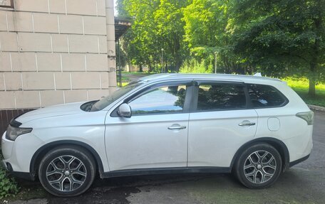 Mitsubishi Outlander III рестайлинг 3, 2014 год, 1 900 000 рублей, 4 фотография