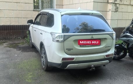 Mitsubishi Outlander III рестайлинг 3, 2014 год, 1 900 000 рублей, 5 фотография
