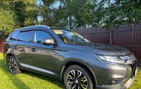 Mitsubishi Outlander III рестайлинг 3, 2019 год, 1 900 000 рублей, 2 фотография