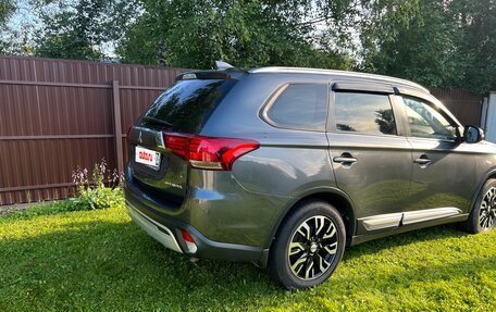 Mitsubishi Outlander III рестайлинг 3, 2019 год, 1 900 000 рублей, 3 фотография