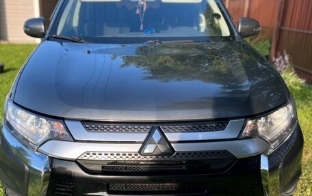 Mitsubishi Outlander III рестайлинг 3, 2019 год, 1 900 000 рублей, 4 фотография