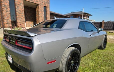 Dodge Challenger III рестайлинг 2, 2017 год, 3 650 000 рублей, 4 фотография
