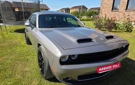 Dodge Challenger III рестайлинг 2, 2017 год, 3 650 000 рублей, 2 фотография