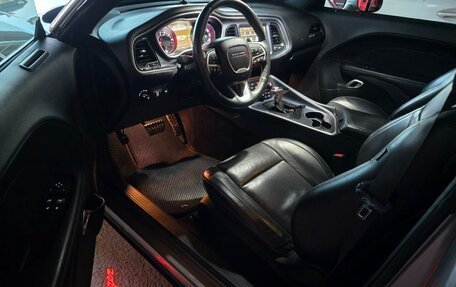 Dodge Challenger III рестайлинг 2, 2017 год, 3 650 000 рублей, 24 фотография