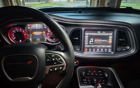 Dodge Challenger III рестайлинг 2, 2017 год, 3 650 000 рублей, 26 фотография
