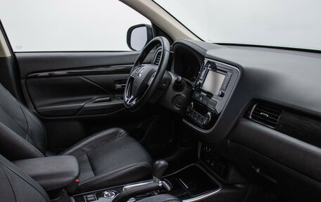 Mitsubishi Outlander III рестайлинг 3, 2017 год, 1 970 000 рублей, 10 фотография