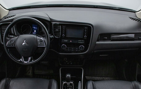 Mitsubishi Outlander III рестайлинг 3, 2017 год, 1 970 000 рублей, 14 фотография